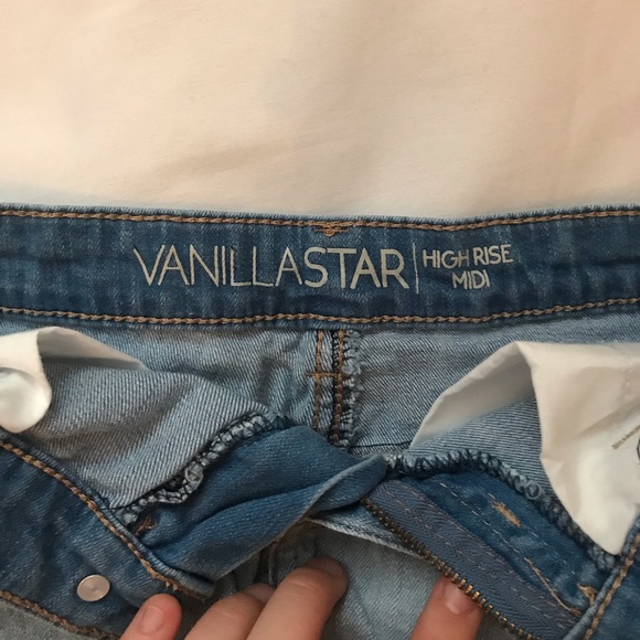 “Vanilla Star” Ripped Jean Shorts - Picture 3 of 4